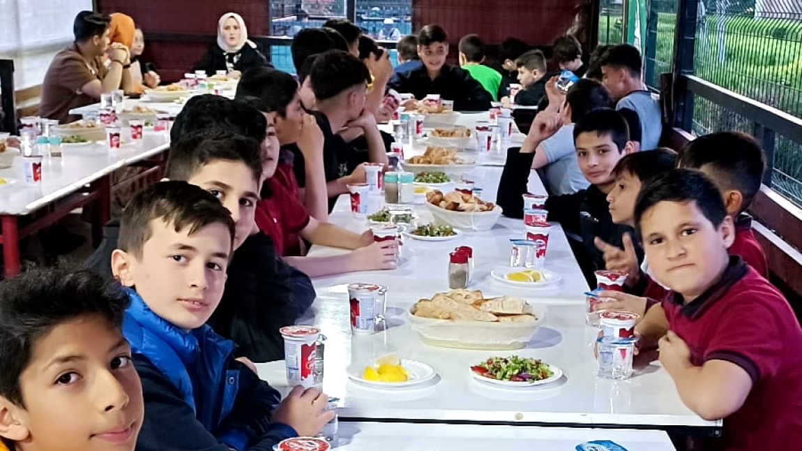 Öğrencilerimizle birlikte ÇEDES'in düzenlediği Fetih Camiisi' ndeki iftar yemeğine katıldık 